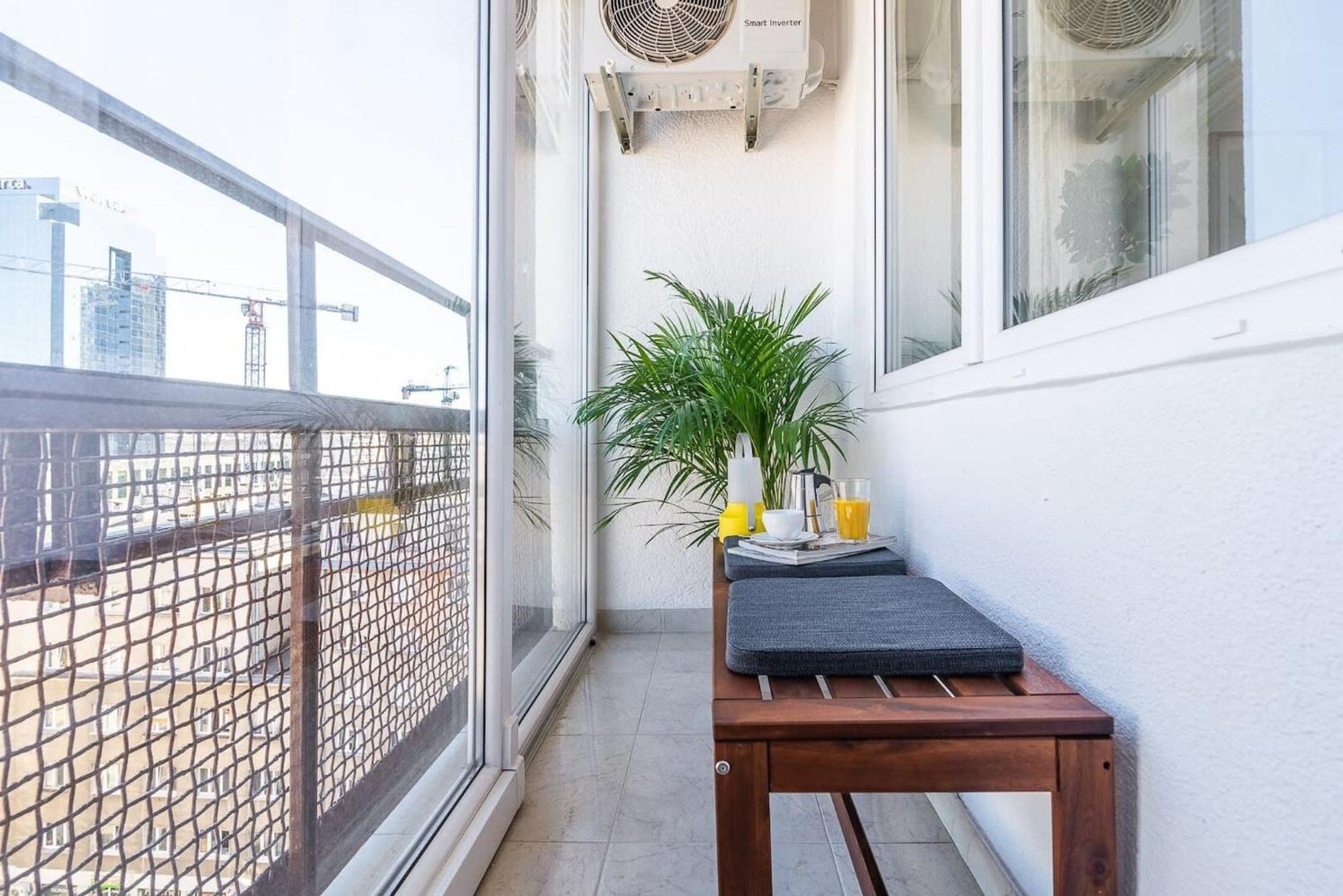 Navy Aesthetic Apartment With Balcony By Noclegi Renters وارسو المظهر الخارجي الصورة